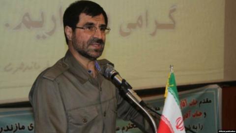 «یک سرویس جاسوسی مدت‌ها در کمین این قضایا بوده٬ با دادن پول به نگهبان مجتمع مسکونی که احمدی آن را موقتا اجاره کرده، اقدام به کارگزاری وسایل حرفه‌ای فیلمبرداری در خانه می‌کند»