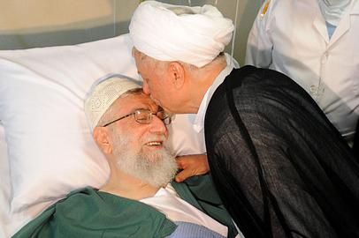 بیماری قلبی آیت‌الله «علی خامنه‌ای» رهبر جمهوری اسلامی در سال ۱۳۷۷ نه تنها از افکار عمومی ایران پنهان نگه داشته شده بود؛