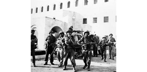 ششم ژوئن ۱۹۶۷، عکس سربازان اسرائیلی در خانه دولت در بخش قدیمی شهر اورشلیم، پس از گرفتن کنترل آن از نیروهای اردنی در جنگ شش روزه را نشان می دهد.عکس آرشیوی است