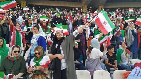 تماشاگران مرد و زن عراقی، فردا در ورزشگاه آزادی