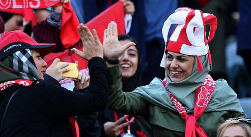 «مهدی تاج» رییس فدراسیون فوتبال ایران روز دوم شهریورماه اعلام کرد که «درهای ورزشگاه آزادی روز بازی ایران و کامبوج به روی زنان باز می‌شود.