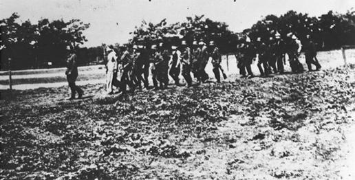 سربازان آلمانی گروگان‌های لهستانی را با چشمان بسته به محل اعدام هدایت می‌کنند. اولکوش، لهستان، ۱۶ ژوئیه ۱۹۴۰