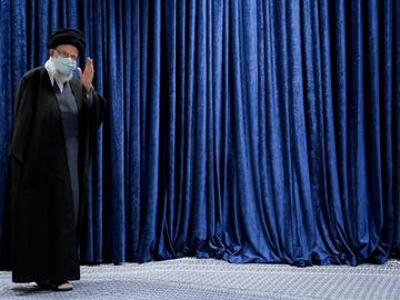 «علی خامنه‌‌ای» در سخن‌رانی زنده‌ای که از صدا و سیما پخش شد، ورود واکسن «انگلیسی» و «آمریکایی» را به ایران ممنوع  اعلام کرد.