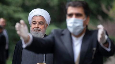 حسن روحانی در جلسه هیئت دولت  گفته است که دولت تصمیم گرفته است «با تعطیلی فراگیر، مانع پیش‌روی این ویروس مخرب شود.»