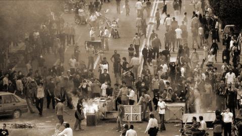 عبداللهی می گوید در روزهایی که مردم معترض به خیابان ها می آمدند، هر روز عصر و بعد از ساعت کاری، خودش را به چهار راه «ولی عصر» می رسانده و همگام با مردم شعار می داده