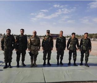 اشتری (سوم از چپ) در کنار سرتیپ محسن آذرافروز ارشد نظامی استان‌های اصفهان، یزد و چهارمحال‌وبختیاری