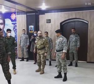 احسان اشتری در حال آموزش نیروهای واکنش سریع در پایگاه هشتم شکاری اصفهان