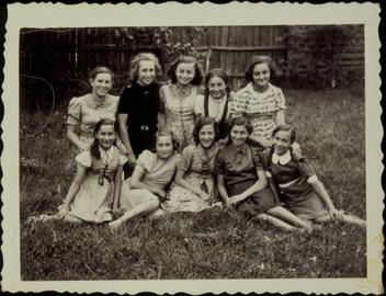 عکسی از دختران جوان در حیاطی در شهر «اِیشیشکس»  جمعی از دخترانِ جوان در حیاطی در شهر اِیشیشکس در برابر دوربین قرار گرفته‌اند. نیروهای «آینزاتس‌گروپن»، یا همان جوخه‌های مرگ «اس‌اس»، یهودیان این شهر کوچک یهودی‌نشین (اشتتل) را، در ۲۱ سپتامبر ۱۹۴۱، به قتل رساندند. عکس پیش از سپتامبر ۱۹۴۱ گرفته شده است.  منبع: موزه یادبود هولوکاست در ایالات متحده آمریکا، اهدایی «مؤسسه اشتتل»