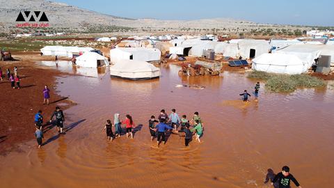 صورة سابقة لغرق المخيمات في ريف إدلب بعد هطول المطر على الشمال السوري