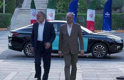 علیرضا زاکانی در حال ورود به ساختمان صداوسیما، با یکی از تاکسی‌های برقی که پس از ثبت‌نام شهردار تهران در انتخابات پیش‌رو از آن‌ها پرده برداری شد