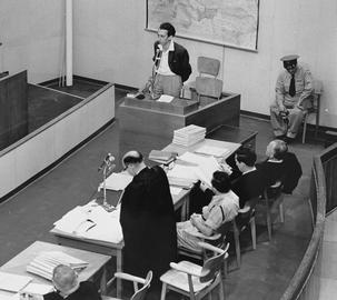 شهادت «اَبا کُونر» در دادگاه آیشمن  «اَبا کُونر»، شاعر یهودی که در دوران جنگ پارتیزانی و از جان‌به‌دربردگان گتوی ویلنا بود، در جلسه دادرسی آدولف آیشمن حاضر شد و شهادت داد. اورشلیم، اسراییل. ۴ مه ۱۹۶۱.