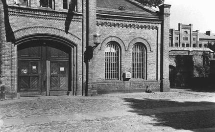 ورودی زندان «پلوتزنسی»  نازی‌ها صدها آلمانی مخالف با هیتلر، از جمله آنهایی را که در ماجرای سوء‌قصد به وی در ۲۰ ژوئیه ۱۹۴۴ حضور داشتند، در زندان «پلوتزنسی» اعدام کردند. برلین، آلمان، پس از جنگ جهانی دوم.
