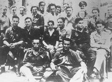 چتربازان یهودی  گروهی از چتربازان یهودی تحت فرماندهی ارتش بریتانیا از جمله «هاویوا ریک» (در وسط عکس) که به  به اسلواکی اعزام شد. فلسطین، در دوران جنگ جهانی دوم. منبع: Moreshet Mordechai Anilevich Memorial