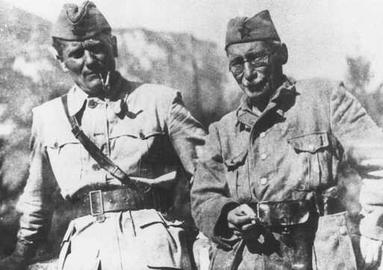 «یوسیپ بروز تیتو» و «موسی پی‌یاده» از رهبران پارتیزان‌های یوگسلاوی  «یوسیپ بروز تیتو» (سمت چپ) و «موسی پی‌یاده» (سمت راست). «پی‌یاده» از پارتیزان‌های یهودی بود که با جریان مقاومت کمونیست‌ها همکاری  می‌کرد. یوگسلاوی بین سال‌های ۱۹۴۱ تا ۱۹۴۴.  منبع: موزه‌ تاریخ یهودیان، بلگراد