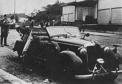 سوءقصد به جان ژنرال «اس‌اس» «راینهارد هایدریش»  خودروی ژنرال «اس‌اس» «راینهارد هایدریش» پس از حمله‌ ماموران چک که برای بریتانیا کار می‌کردند. پراگ، چکسلواکی، ۲۷ مه ۱۹۴۲. منبع: آژانس خبری چکسلواکی