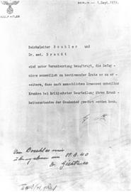 آدولف هیتلر فرمان اجرای برنامه‌ «اتانازی» را صادر کرد  آدولف هیتلر فرمان آغاز برنامه‌ «اتانازی» («اکسیون T4») را در اکتبر ۱۹۳۹ امضا کرد؛ هرچند تاریخ ثبت شده در متن فرمان اول سپتامبر ۱۹۳۹ است.   منبع: اداره آرشیو و سوابق ملی، کالج پارک، مریلند.
