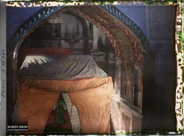 Interior of the Shrine to Esther and Mordechai, Hamadan, 1927.Courtesy of Archives de la planète.  (Musée départemental Albert-Kahn)