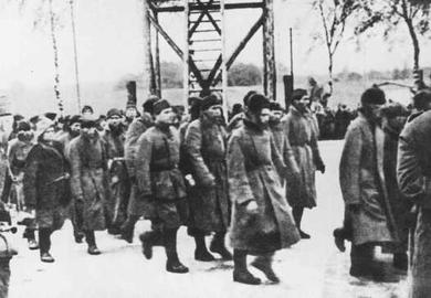ورود اسرای جنگی شوروی به مایدانک ورود اسرای جنگی شوروی به اردوگاه مایدانک. لهستان، بین اکتبر ۱۹۴۱ و آوریل ۱۹۴۴.منبع: مرکز اسناد مقاومت اتریش