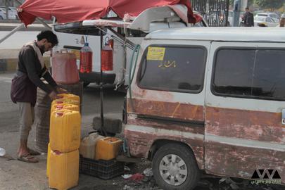 معاناة اليمنين في تأمين المحروقات