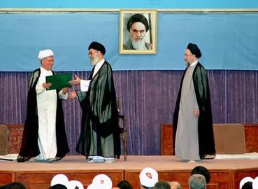 قبل خامنئي انتخاب خاتمي ، لكن المؤسسات الخاضعة لإشراف المرشد الأعلى بدأت بالضغط على حكومته