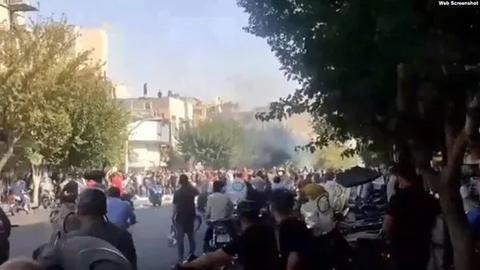 أصبحت المواجهة بين المتظاهرين والحكومة عنيفة بشكل متزايد