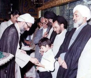 كان علي خامنئي وعباس واعزي طباسي وعبد الكريم هاشمي نجاد ثلاثة رجال دين ثوريين شبان في مشهد.