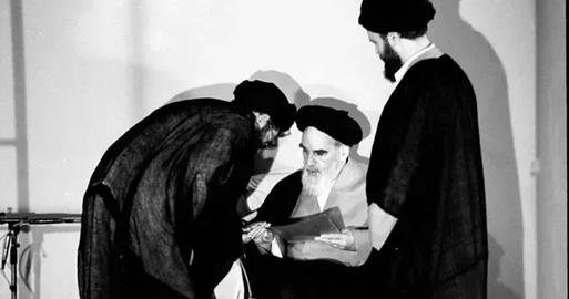 بعد وفاة آية الله الخميني ، اختار مجلس الخبراء خامنئي ليصبح المرشد الأعلى على الرغم من أنه لم يصل إلى المرتبة المطلوبة بين رجال الدين الشيعة.
