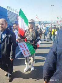 زن بی حجاب در راهپیمایی حکومتی ۲۲ بهمن