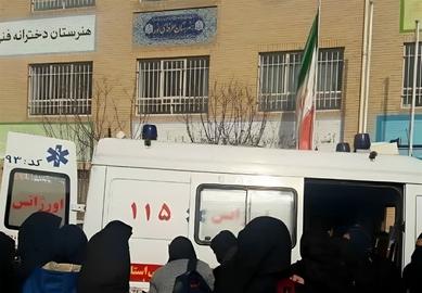 حضور آمبولانس در یکی از مدارس دخترانه که هدف حمله شیمیایی قرار گرفته