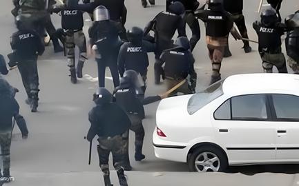 ماموران حکومت ایران. یک مامور مسلح در حال شکستن شیشه یک خودرو پارک شده