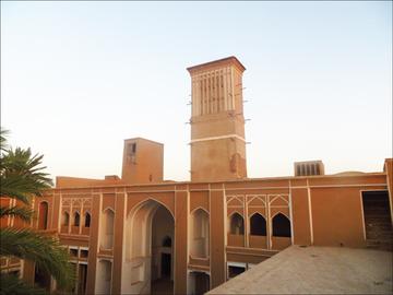 بلندترین بادگیر چهارفصل اردکان در حال ریزش است