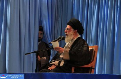 نگاه ‍پسر به پدر؛ عکس نادری از پسر آیت‌الله خامنه‌ای اما کدام پسر؟