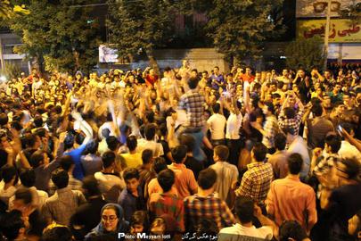 مجموعه‌ای از عکس‌ها و ویدئوهای شنبه شب از شادمانی حامیان روحانی