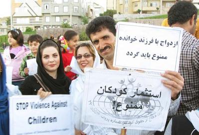 اعتراض شهروندان و کودکان سنندج به مصوبه "ازدواج با فرزند خوانده"