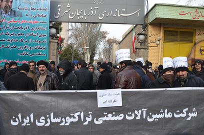 گزارش تصویری از اعتراض کارگران تراکتورسازی مقابل استانداری آذربایجان شرقی