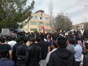 تجمع دانشجویان دانشگاه یاسوج برای آزادی دانشجویی که به اتهام "شعرخوانی" بازداشت شد