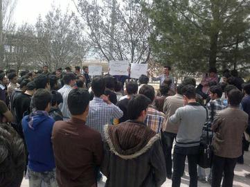 تجمع دانشجویان دانشگاه یاسوج برای آزادی دانشجویی که به اتهام "شعرخوانی" بازداشت شد