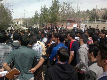 تجمع دانشجویان دانشگاه یاسوج برای آزادی دانشجویی که به اتهام "شعرخوانی" بازداشت شد