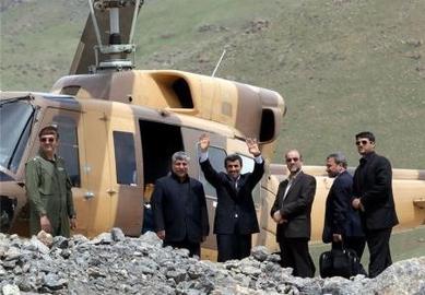 عکس دست افشانی محمود احمدی نژاد پس از سانحه‏‎ی بالگرد