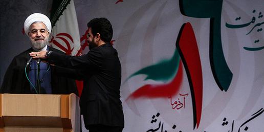 فریاد "حصرباید بشکنه"در جریان سخنرانی روحانی در دانشگاه علوم پزشکی تهران