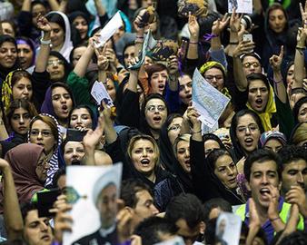  این درست است که عکاسان به ویژه عکاسان رسانه های اصولگرا علاقه وافری به شکار تصویر دختران مدرن و زیباروی فعال در کمپین های انتخاباتی دارند ولی این واقعیت هم قابل انکار نیست که زنان این روزها در ایران، موتور محرکه فعالیت های سیاسی به ویژه طیف اصلاح طلب هستند. رصد فضای مجازی و اشتیاق قوی تر آنها به مشارکت سیاسی نیز این را به خوبی نشان می دهد آنها نگران تر از مردان، آینده را تیره می بینند و در جستجوی راهی برای گریز از این بن بست هستند. فعلا گام نخست را انتظار برای به نتیجه رسیدن ائتلاف عارف و روحانی می دانند، اگر این ائتلاف به نتیجه نهایی نرسد، تاثیرش روی مشارکت این قشر عظیم می تواند به اندازه ردصلاحیت هاشمی، یاس آور باشد.     