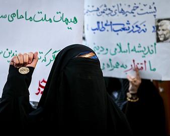  علی باقری، رئیس ستاد انتخاباتی سعید جلیلی، یکی دو روز پس از طرح شعارهای سعید جلیلی مبنی بر لزوم توجه به نقش مادری برای زنان، مجبور شد توضیح بدهد و تاکید کند که قصد سعید جلیلی، خانه نشین کردن زنان نیست. خود او هم دوباره توضیح داد که کاندیدای دولت نیست. این دومی را قبلا خیلی رویش حساب می کردند و فکر می کردند واقعا احمدی نژاد سبد رای 24 میلیونی دارد و حتی 8 میلیونش را هم بتوانند بگیرند، برنده است ولی الان که بازتاب های منفی انتساب به احمدی نژاد را دیده اند، متوجه اشتباه شان شده اند، هر چند اندکی دیر شده است، همچنان تصحیح تصویر ترسیم شده از او در حوزه اجتماعی و فرهنگی، سخت به نظر می رسد. او در این انتخابات بیش از هر چیز دیگر، قربانی تصویرهایش شد، تصویرهایی منجمد، ناخوشایند، سرد و بی تناسب با جامعه ایران، همانند تیپ این حامی سعید جلیلی که در خیابان های تهران می خواهد مردم را به رای دادن به سعید جلیلی، مجاب کند.     