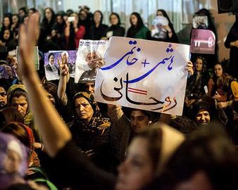 در روزهای پر تب و تابی که زمزمه ردصلاحیت هاشمی شنیده می شد، رسانه های معتدل تر این طیف پیشنهادی دیگر دادند. اینکه هاشمی تایید صلاحیت شود ولی به نفع حسن روحانی انصراف دهد. روحانی را آنها رقیبی آسان برای شکست دادن می دانستند که حتی انصراف هاشمی هم نمی توانست در وضعیتش تغییری ایجاد کند. اما سونامی استقبال عمومی از آمدن هاشمی چنان سنگین بود که سایه اش هنوز بر فضای انتخابات سنگینی می کند و حمایت ضمنی او از روحانی، نه تنها سبب شده که غیبت هاشمی در میدان انتخابات محسوس نباشد، بلکه او را به کابوس انتخاباتی اصولگرایان تبدیل کرده است. برآمدن آفتاب اقبال حسن روحانی بیش از آنکه ضعف جنبش سبز به سبب تشتت وضعیت و موضع سیاسی اش یا جریان اصلاح طلب به دلیل حمایت از یک چهره شبه اصلاح طلب باشد، فروپاشی کامل اصولگرایی است، طیفی که ادعا می کرد هاشمی، خاتمی، موسوی و کروبی را به حاشیه فرستاده و اینک در برابر یکی از نصفه و نیمه های آنها، سردرگم تر و آشفته تر از همیشه است.  