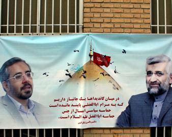 حال ناخوش چند هفته پیش کامران باقری لنکرانی را این روزها سعید جلیلی هم دارد. حدادعادل هم که انصراف داد، در واقع سر نامزد مدنظر طیف مصباح یزدی، ریزش کرده اند. جلیلی که آمده بود پدیده شود، امروز خبر احتمال انصرافش به سود محمدباقر قالیباف منتشر شد. خبری که تکذیب شد ولی از شهرستان ها خبر رسید که برخی از ستاد جلیلی به ستاد قالیباف رفته اند. در نظرسنجی های اینترنتی هم هر روز وضع او بدتر از قبل می شود. سایت الف هم خبر داد که خیرخواهانه به او توصیه شده که کناره گیری کند. این وضعیت دشوار در حالی رقم می خورد که وقت ثبت نام جلیلی اعلام شد چون هاشمی به میدان آمده، او هم ثبت نام کرد. یعنی حد و اندازه خودش را شکست هاشمی می دانست ولی حالا نصف روحانی هم رای ندارد. شکست دومش زمانی رقم خورد که او را کاندیدای احمدی نژاد اعلام کردند ولی دولتی ها هم حاضر نشدند از او حمایت کند و شکست سوم هم وقتی بود که تاکیدهای مکررش تیم تبلیغاتی اش مبنی بر حمایت خامنه ای توسط چهره های نزدیک به قالیباف و ولایتی، خنثی شد. در شرایط کنونی تنها امید آنها شاید این باشد که رقابت از اردوگاه اصولگرایان خارج شود، دوقطبی اصولگرا – اصلاح طلب شکل بگیرد و خطر روحانی به اندازه هاشمی 84 یا موسوی 88 شود، شاید در آن صورت اراده ای برای مهندسی جدی تر فضا شکل بگیرد و سعید جلیلی هم البته می تواند یکی از نظرکرده ها باشد.  
