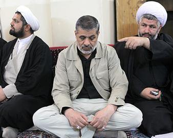 سال 84، در روزهای پایانی، همان روزهایی که مهدی کروبی درباره اش نوشت و از رفت و آمد آقا مجتبی خامنه ای به یکی از ستادها گفت، تیم فدایی و زاکانی (جمعیت ایثارگران و جمعیت رهپویان) در دقیقه 90 پشت قالیباف را خالی کردند و حامی احمدی نژاد شدند. امروز هم در آخرین روز تبلیغاتی، بی خیال سعید جلیلی شدند، بیانیه دادند، از لزوم وحدت گفتند، از جامعه روحانیت خواستند که حسن روحانی را توبیخ کند، خواستار کناره گیری برخی کاندیداهای اصولگرا شدند و از قالیباف اعلام حمایت کردند. آیا آقا مجتبی دوباره تصمیمی گرفته است؟