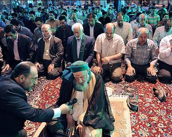 سید محمد غرضی، کلا دو بار سفر استانی رفت. یک بار رفت اهواز که چند نفری در مسجد جمع شدند، گفتند و خندیدند و رفتند. در آخرین روز تبلیغات انتخاباتی به زادگاهش یعنی اصفهان رفت. اینجا هم چند صد نفر بیشتر نیامدند. دیگر خبری از لبخندها و ژست های اولیه اش هم نیست، جدی تر شده، هر چند از اول تا آخر بازی کسی او را جدی نگرفت. البته او تنها باقالی دوره های مختلف انتخابات ریاست جمهوری نبود. دوره سوم و چهارم که خامنه ای رئیس جمهور شد، علی اکبر پرورش و حبیب الله عسگراولادی چنین وضعیتی داشتند، یا عباس شیبانی در دوره پنجم که هاشمی رئیس جمهور شد، با این حال غرضی بیش از همه شبیه رجبعلی طاهری، کاندیدای دوره ششم ریاست جمهوری است، حتی از نظر ظاهری. او نیز پس از سال ها، به ناگاه ظهور کرد و پس از انتخابات غروب کرد.  