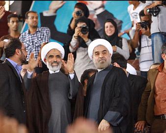 مجید انصاری، عضو مجمع روحانیون مبارز لبخند زنان در کنار حسن روحانی، عضو جامعه روحانیت مبارز. در دو دهه و اندی گذشته، این نخستین بار است که دو عضو مجمع و جامعه اینچنین تمام قد مقابل سیاست های علی خامنه ای قد می کشند. جامعه روحانیت مبارز البته در انتخابات ریاست جمهوری پنجم از هاشمی که او هم عضو جامعه روحانیت مبارز است، حمایت کرد ولی آن روزها، هاشمی در کنار خامنه ای بود نه در برابر او. علاوه بر هاشمی و روحانی، ناطق نوری دیگر عضو جامعه روحانیت هم همراه این تیم است و همچنین سید رضا اکرمی. در درون جامعه روحانیت مبارز نیز برخی حامی ولایتی هستند و برخی حامی قالیباف. در این انتخابات، روحانیت سنتی اصولگرا به معنای تمام، چند شقه شد. 
