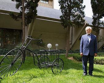 سید محمد غرضی، مرد دوست داشتنی مناظره ها دوباره به رسانه ها بازگشته است، با همان جملات شیرین، البته این بار با اعتماد به نفسی بیشتر. در تازه ترین اظهارنظرش گفته است از وقتی من به جای عبارت مذاکره با آمریکا، کلمه تعامل را به کار بردم، نه تنها در داخل کشور همه از این کلمه استفاده می کنند که کاخ سفید هم یاد گرفته و می گوید می خواهیم تعامل کنیم. یادش بخیر، اسفندیار رحیم مشایی، پنج سال پیش وقتی اوباما شعار تغییر را برای رقابت های انتخاباتی اش برگزیده بود، در بازگشت از نیویورک گفت شعار احمدی نژاد، تغییر است و ادبیات انتخاباتی اوباما هم متاثر از شعارهای احمدی نژاد بوده است. کلا در داخل ایران، از این تریپ ژست ها زیاد داشته ایم و هر کس، قاطی اهل قدرت می شود، بیماری توهم می آید سراغش. مشکل هم ساختاری است، بیداری اسلامی، نمونه در دسترسش است، تهران هم که ام القرای جهان اسلام است، رهبر ایران هم که رهبر مسلمین جهان و ...