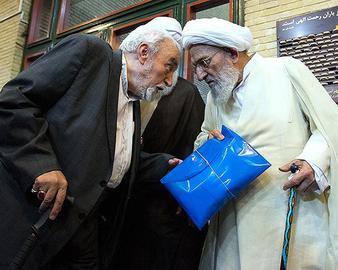 بعد از دیدار حبیب الله عسگراولادی و نوچه هایش در حزب موتلفه ها، حالا قرار است 8 نفر از مریدان مهدوی کنی در جامعه روحانیت مبارز بروند دیدار حسن روحانی. این دیدار مهم تر است، بالاخره حسن روحانی هر چند اکنون نزدیک به اصلاح طلبان شده و زیر پرچم مجمع روحانیون مبارز به پیروزی رسید ولی بالاخره سه دهه است عضو این جامعه است و تاکید هم کرده که استفعا نداده است. در واقع، از سال 84 به بعد که ماجرای احمدی نژاد و هاشمی پیش آمد، اختلافات هاشمی، ناطق و روحانی با سایر اعضا شدت گرفت و به همراه برخی چهره های دیگر مثل اکرمی و امامی کاشانی کمتر به جلسات این نهاد رفتند، هر چند در اقلیت بودند. حالا اما اوضاع فرق می کند، شیوخ جامعه روحانیت ناچار هستند که ترمیم مواضع کنند و آهسته تر بروند، چون زور اقلیت بدجوری قوی تر شده است. 