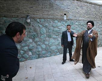 محمد شریف ملک زاده، رئیس سازمان میراث فرهنگی و معاون محمود احمدی نژاد که اینچنین در برابر سید حسن خمینی خم شده، از الگوهای بی بدیل مدیریت به سبک ایرانی است. وی زمانی راننده هاشمی شاهرودی بود در مسیر تهران به مشهد، بعد جز خواص رئیس قوه قضائیه شد، همزمان به سمت عبدالله جاسبی چرخش کرد و به تیم هاشمی نزدیک شد. در برخی پروژه های مالی شاهرودی هم شریک بود و حتی گفته شد پای حدادعادل هم در برخی پروژه های این تیم مثلا در شیراز گیر است. فضای سیاسی کشور که عوض شد، ملک زاده رفت جزو تیم مشایی و در نهایت معاون احمدی نژاد شد. یک بار هم به عنوان معاون وزیر خارجه منصوب شد ولی پرونده قطورش در شورای عالی ایرانیان خارج از کشور سبب شد که توسط دستگاه قضایی بازداشت شود. شاهرودی (رئیس قبلی قوه قضائیه) پیگیری کرد و به گفته صادق لاریجانی (رئیس فعلی قوه قضائیه)، موفق شد حکم عفو او را از علی خامنه ای بگیرد. قبل از انتخابات هم جسته و گریخته خبر رسید که نظر ملک زاده به حمایت از روحانی است و اکنون هم امید دارد در این دولت، سمت هم داشته باشد. واقعا هنری است این همه چرخش و رنگ عوض کردن، کاش یکی در جمهوری اسلامی، نشان بوقلمون طراحی می کرد و امثال ملک زاده، مفتخر می شدند به دریافت این نشان.     
